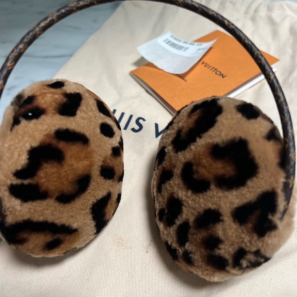LOUIS VUITTON Leopard Faux fur Earmuffs. - Picture 5 of 6